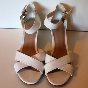 Fioni White Wedge Sandal size 9